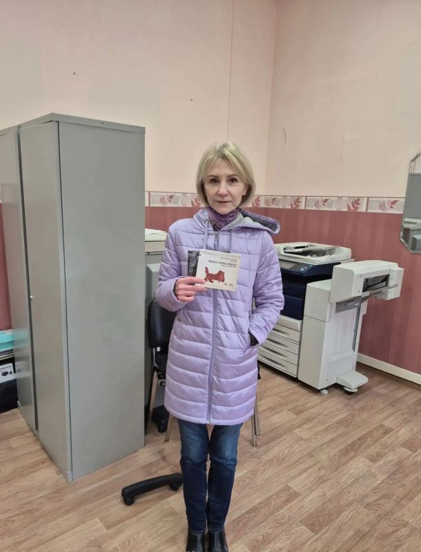 Кто любит дарить подарки, тот — мы! На фото победительница нашего недавнего редакционного конкурса, призом в котором стали уникальные диски с песнями об Иркутске