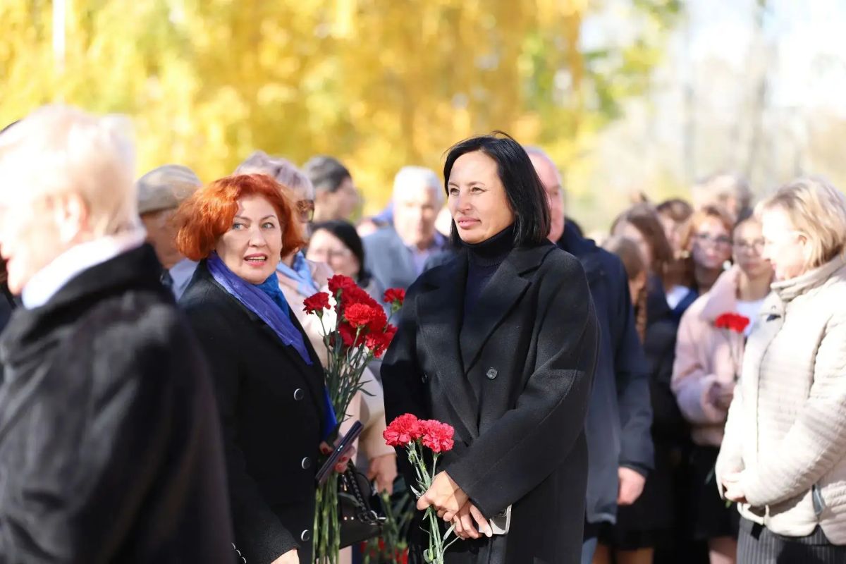 Мемориальную доску заслуженному учителю РФ Виталию Сафронову открыли в Иркутске Мемориальную доску заслуженному учителю РФ Виталию Сафронову открыли в Иркутске