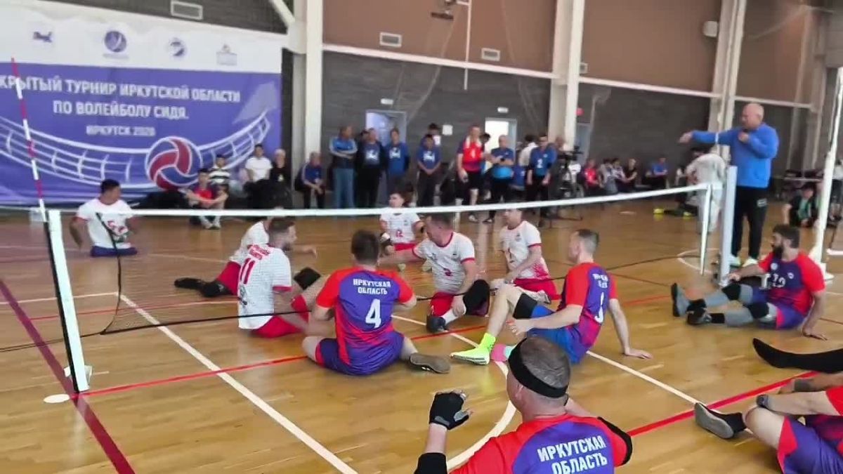 В Иркутске в универсальном зале водноспортивного комплекса «Солнечный» сегодня проходит открытый областной турнир по волейболу сидя. В соревнованиях участвуют десять команд из разных муниципальных образований области