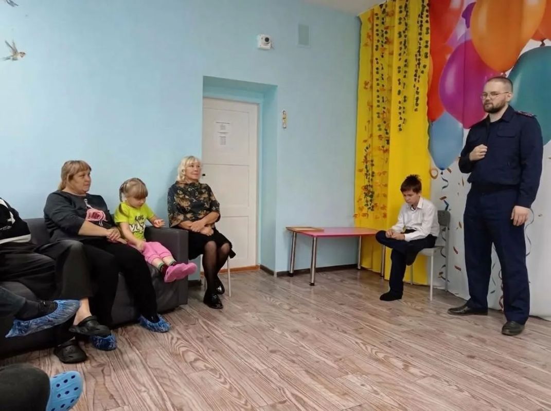 Сотрудники СУ СК России по Иркутской области организовали профилактические встречи с несовершеннолетними в школе и подшефном социально-реабилитационном центре Сотрудники СУ СК России по Иркутской области организовали профилактические встречи с несовершеннолетними в школе и подшефном социально-реабилитационном центре