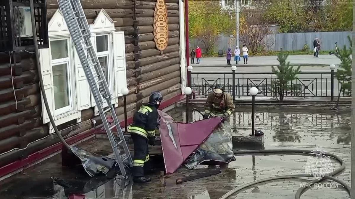 Огнеборцы МЧС России ликвидируют пожар в центре Иркутска