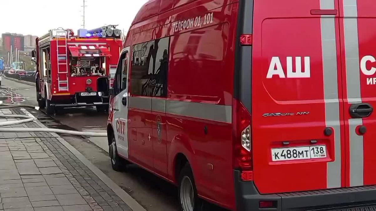 Сообщение о возгорании в двухэтажном деревянном здании на улице 3 июля поступило днём в воскресенье, 11 октября