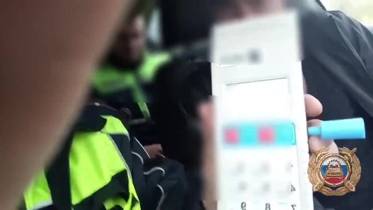 Пьяный дальнобойщик пытался объехать пробку перед переездом и попался