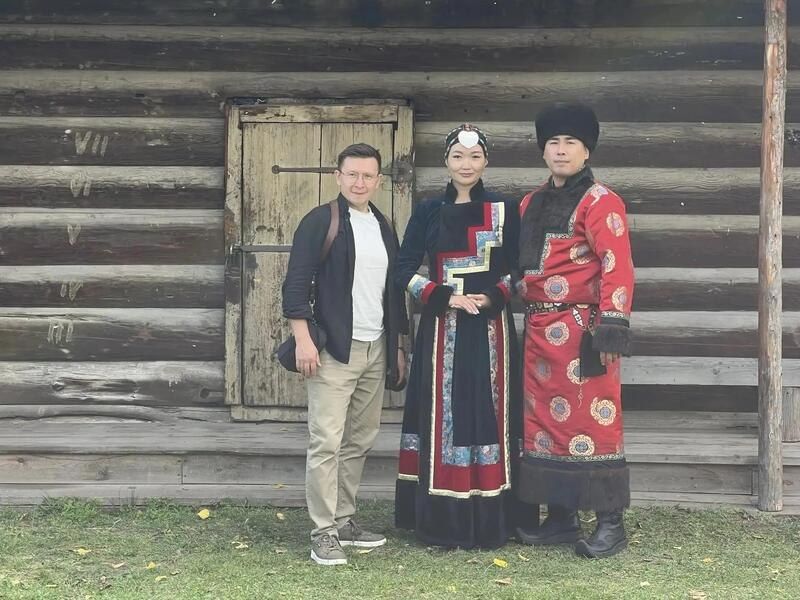 Фотохудожник Денис Князев продолжает проект «Свадьбы народов России» – масштабную летопись традиций, в которой он фиксирует обряды, костюмы и семейные ритуалы разных народов страны Фотохудожник Денис Князев продолжает проект «Свадьбы народов России» – масштабную летопись традиций, в которой он фиксирует обряды, костюмы и семейные ритуалы разных народов страны