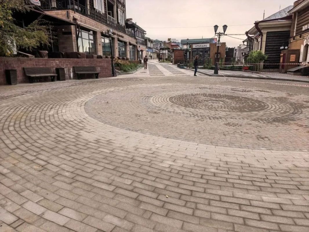 Ремонт тротуара в 130-м квартале Иркутска подходит к концу