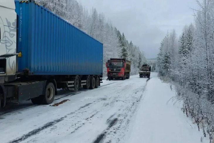В Иркутской области из-за снегопада ограничено движение на трассе "Братск - Усть-Илимск"