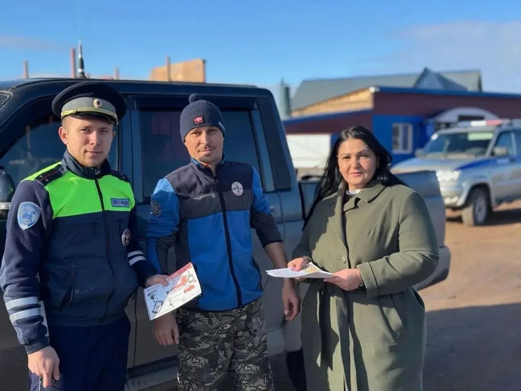 В Киренске сотрудники Госавтоинспекции совместно с представителем администрации Киренского муниципального округа провели профилактическую акцию на региональной автодороге «Киренск — Усть-Кут»