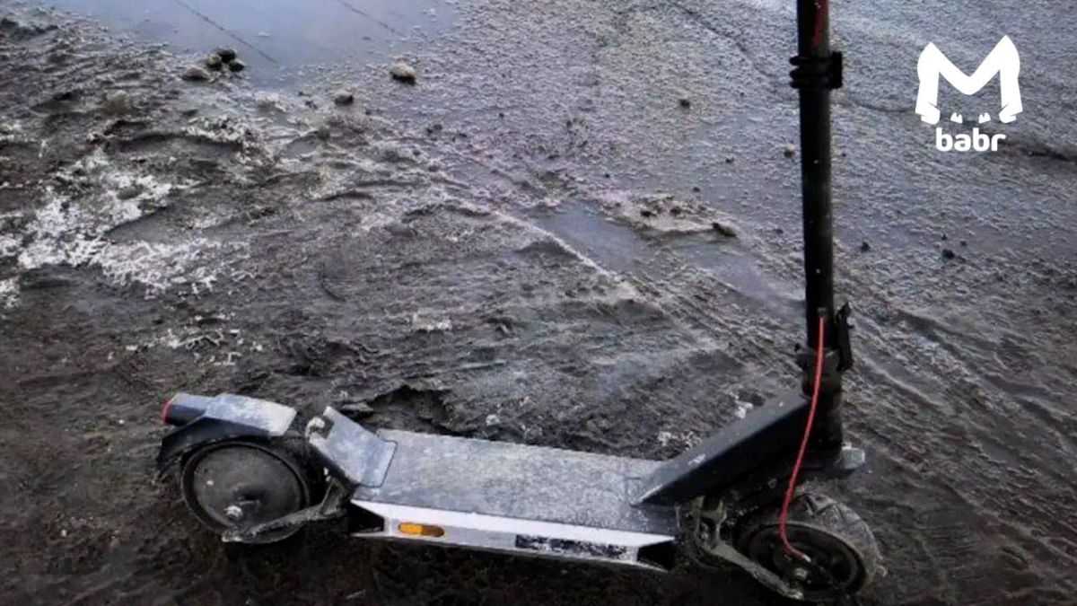 Девчонка на самокате уложила КамАЗ на бок в Иркутске Девчонка на самокате уложила КамАЗ на бок в Иркутске
