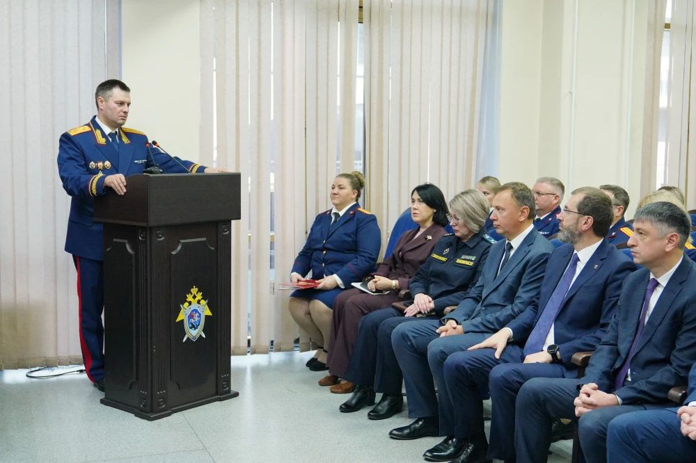 Председатель Законодательного Собрания Александр Ведерников и губернатор Приангарья Игорь Кобзев поздравили Александра Рычкова с назначением на должность руководителя следственного управления СК России по Иркутской области