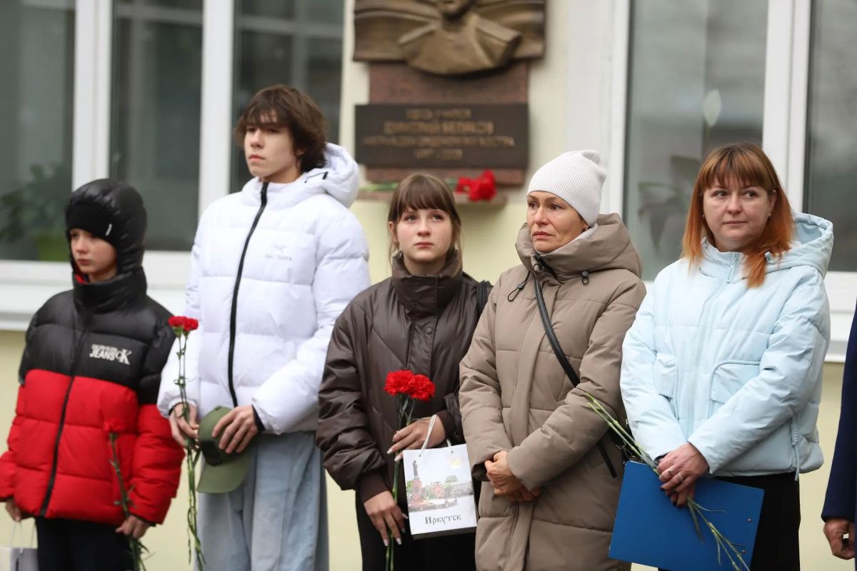 Руслан Болотов: Памятный знак в честь нашего земляка, участника специальной военной операции, кавалера ордена Мужества Дмитрия Карпова открыли сегодня на фасаде школы № 8. Это учреждение он окончил в 1996 году, затем была... Руслан Болотов: Памятный знак в честь нашего земляка, участника специальной военной операции, кавалера ордена Мужества Дмитрия Карпова открыли сегодня на фасаде школы № 8. Это учреждение он окончил в 1996 году, затем была...