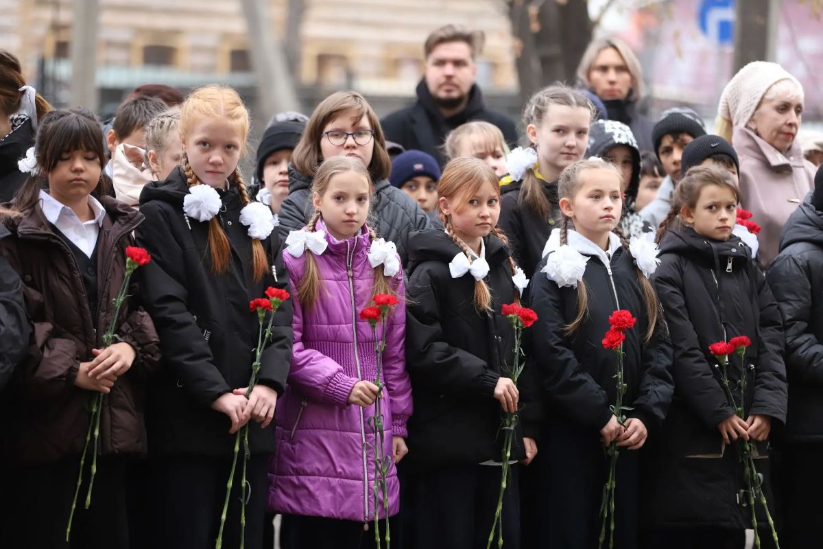 Руслан Болотов: Памятный знак в честь нашего земляка, участника специальной военной операции, кавалера ордена Мужества Дмитрия Карпова открыли сегодня на фасаде школы № 8. Это учреждение он окончил в 1996 году, затем была... Руслан Болотов: Памятный знак в честь нашего земляка, участника специальной военной операции, кавалера ордена Мужества Дмитрия Карпова открыли сегодня на фасаде школы № 8. Это учреждение он окончил в 1996 году, затем была...