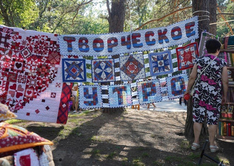 «Одеяло для героя»: шелеховские мастерицы шьют для бойцов с особым смыслом