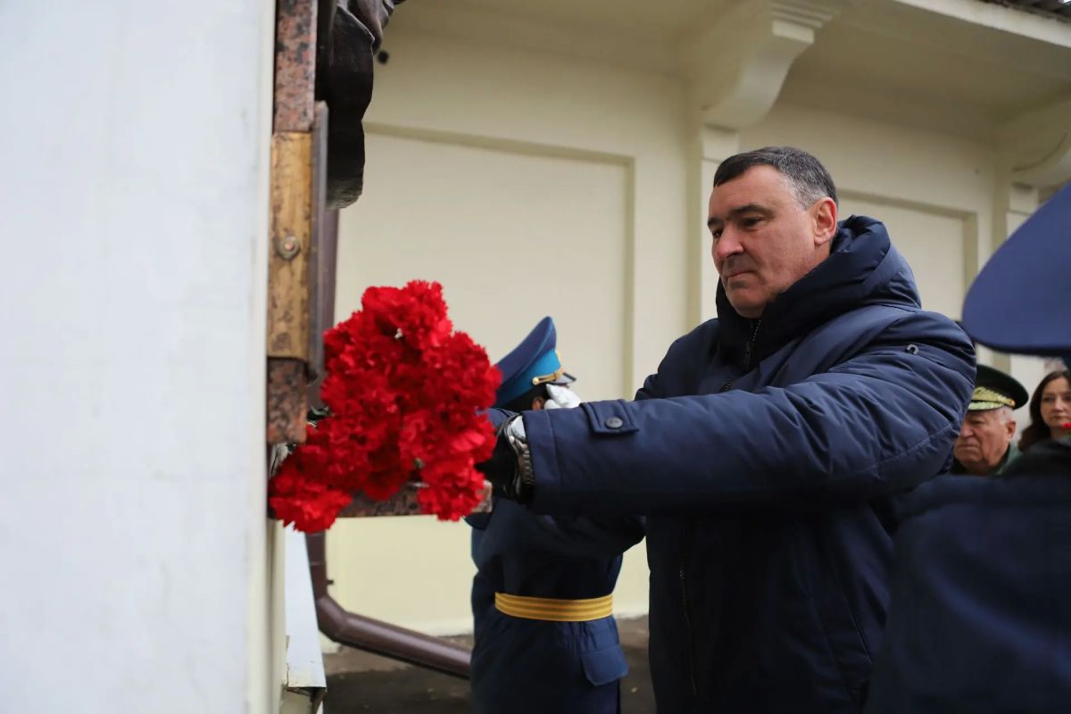 Руслан Болотов: Памятный знак в честь нашего земляка, участника специальной военной операции, кавалера ордена Мужества Дмитрия Карпова открыли сегодня на фасаде школы № 8. Это учреждение он окончил в 1996 году, затем была... Руслан Болотов: Памятный знак в честь нашего земляка, участника специальной военной операции, кавалера ордена Мужества Дмитрия Карпова открыли сегодня на фасаде школы № 8. Это учреждение он окончил в 1996 году, затем была...