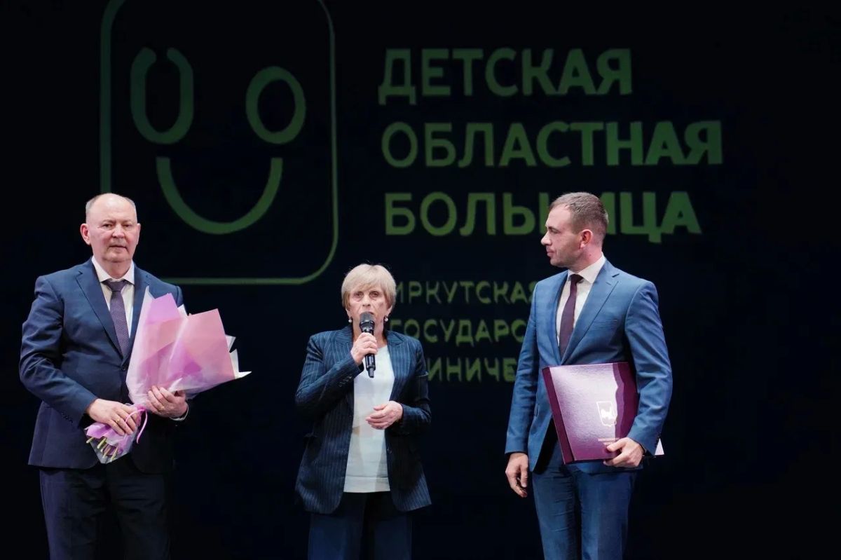 Депутаты Заксобрания поздравили коллектив областной детской клинической больницы с 40-летним юбилеем учреждения Депутаты Заксобрания поздравили коллектив областной детской клинической больницы с 40-летним юбилеем учреждения