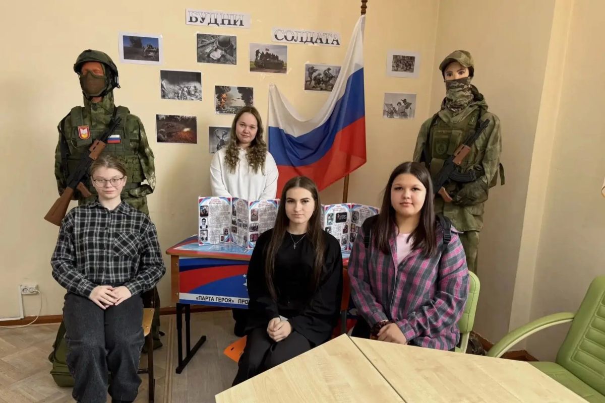 В школе № 10 Усть-Кута открыли экспозицию в память о выпускниках — участниках СВО