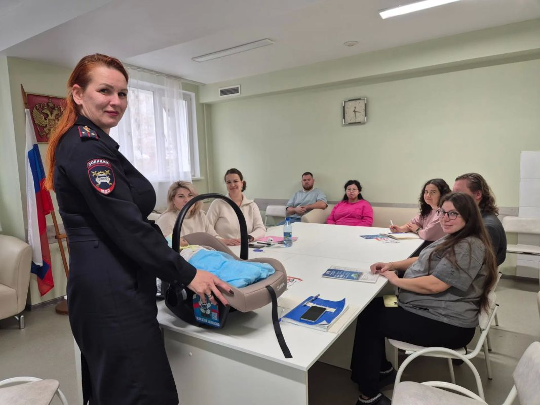 Безопасность с первых дней: в школе будущих родителей автоинспекторы рассказали, как правильно перевозить ребенка