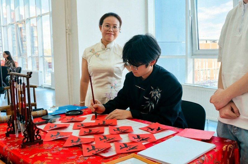 Ханьфу, каллиграфия и чай: в Институте Конфуция ИГУ прошёл день китайской культуры Ханьфу, каллиграфия и чай: в Институте Конфуция ИГУ прошёл день китайской культуры