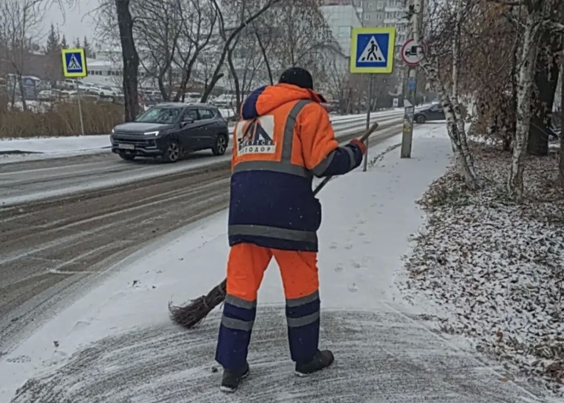 Иркутские дороги обрабатывают от гололёда: на улицах работает спецтехника Иркутские дороги обрабатывают от гололёда: на улицах работает спецтехника