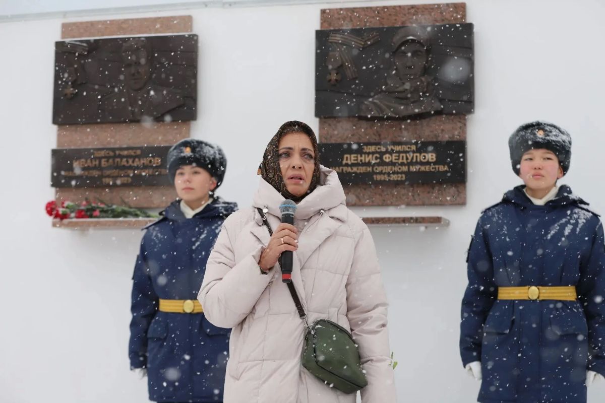 Мемориальную доску кавалеру ордена Мужества Денису Федулову открыли в Иркутске на здании школы № 31 Мемориальную доску кавалеру ордена Мужества Денису Федулову открыли в Иркутске на здании школы № 31