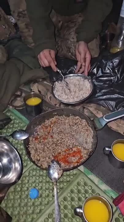 Спецназ «Ахмат». Полевая кухня — а если точнее, ужин на передовой, в блиндаже, перед ночной «жарой»