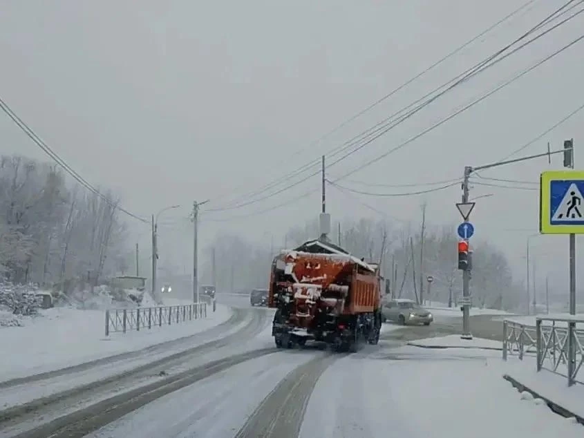 Мосты, магистрали и остановки: в Иркутске устраняют последствия непогоды