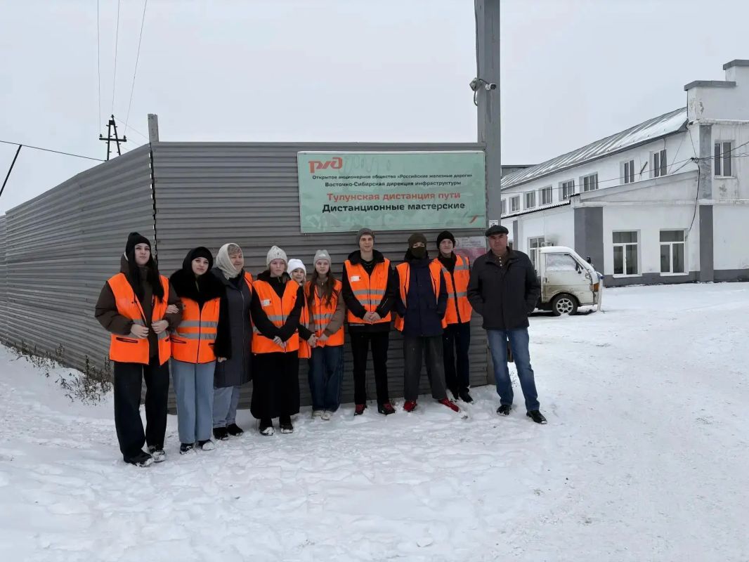 Инспектор по делам несовершеннолетних линейного пункта полиции на станции Тулун совместно с работниками железной дороги провела для школьников экскурсию на базе Тулунский дистанции пути Инспектор по делам несовершеннолетних линейного пункта полиции на станции Тулун совместно с работниками железной дороги провела для школьников экскурсию на базе Тулунский дистанции пути