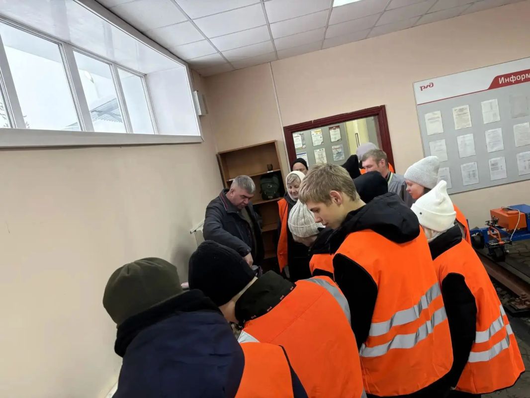 Инспектор по делам несовершеннолетних линейного пункта полиции на станции Тулун совместно с работниками железной дороги провела для школьников экскурсию на базе Тулунский дистанции пути Инспектор по делам несовершеннолетних линейного пункта полиции на станции Тулун совместно с работниками железной дороги провела для школьников экскурсию на базе Тулунский дистанции пути