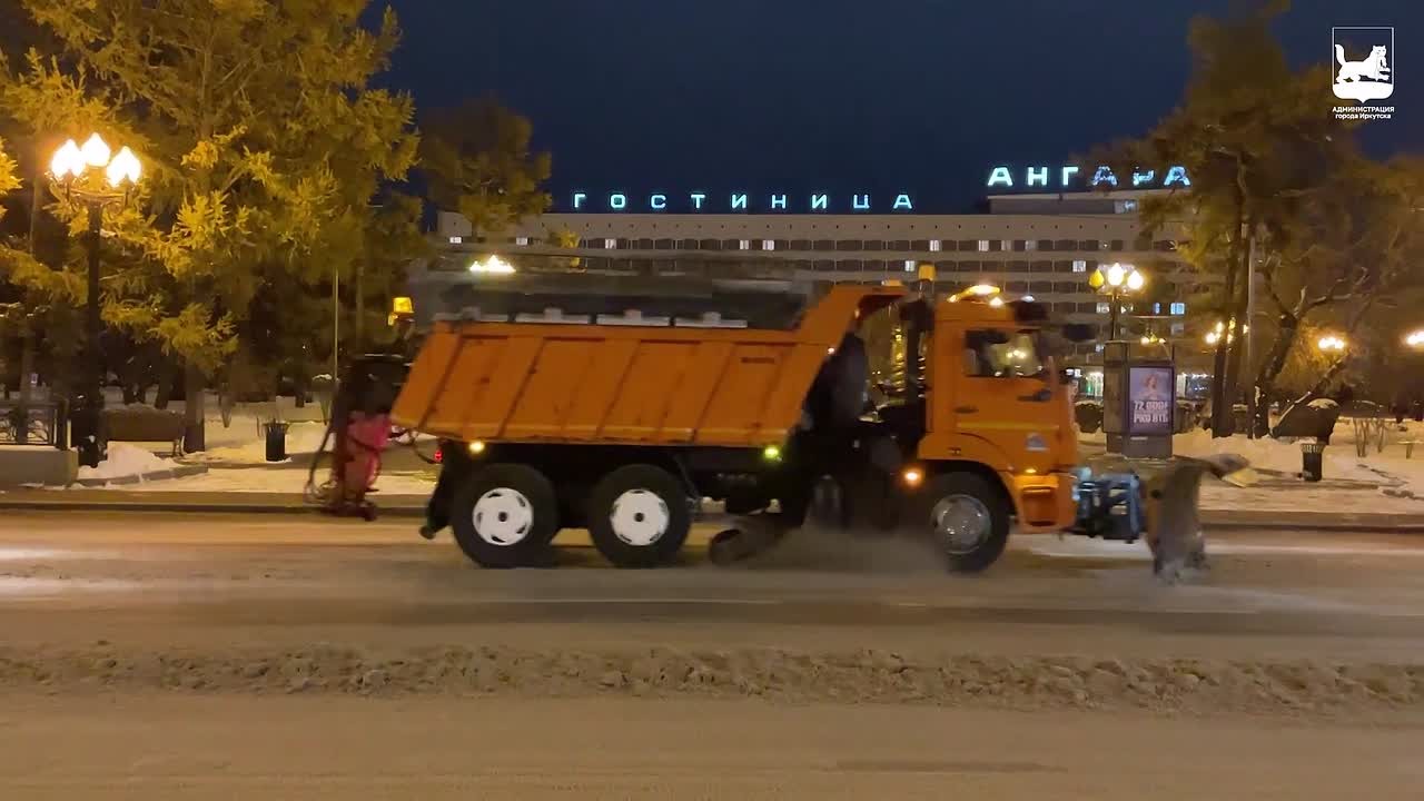 Вице-мэр Иркутска Сергей Кладов проверил ночную уборку снега на центральных магистралях города